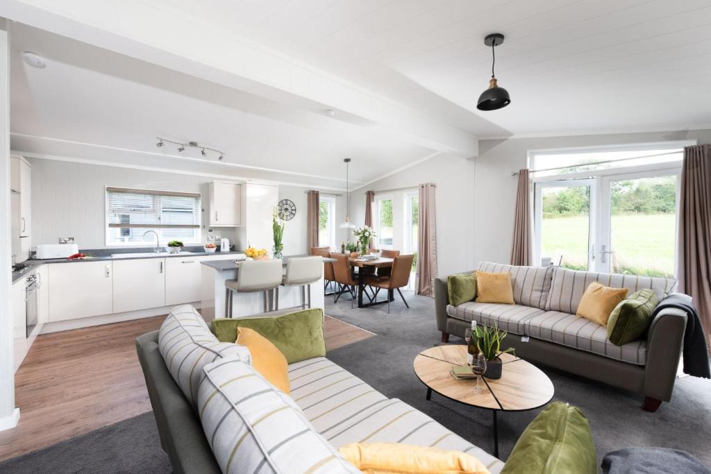 Daisy Lodge, 6 Roadford Lake Lodges, Lifton