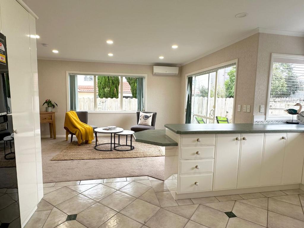 Cheerful 4 bedrooms home with stunning sunshine photo