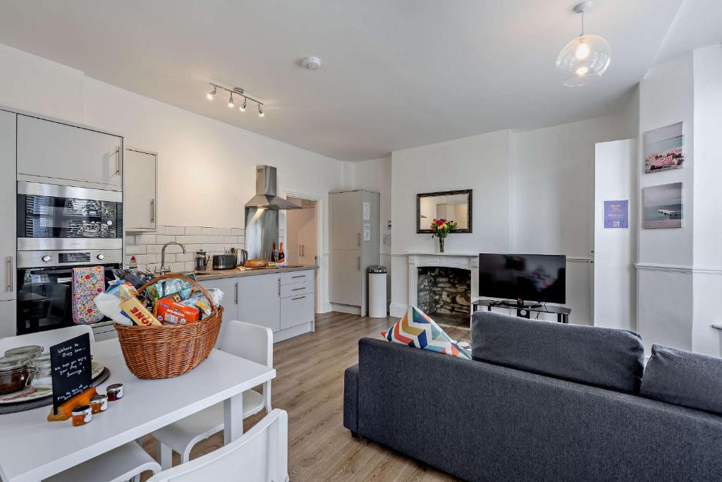 Dizzy Lows Modern 1 Bedroom Swanage Apartment with Sea View photo 3