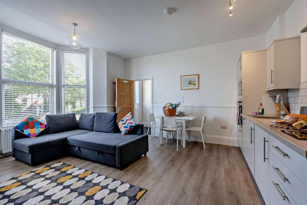 Dizzy Lows Modern 1 Bedroom Swanage Apartment with Sea View photo 2