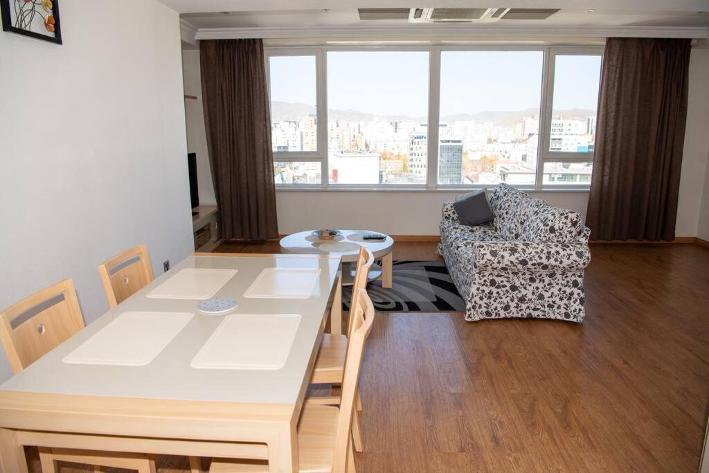 Lovely 2 BR unit with city view, Ulánbátar