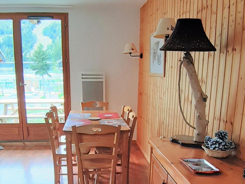 Chalet 3 pièces, terrasse, jeux, proche pistes - FR-1-504-634 - 2