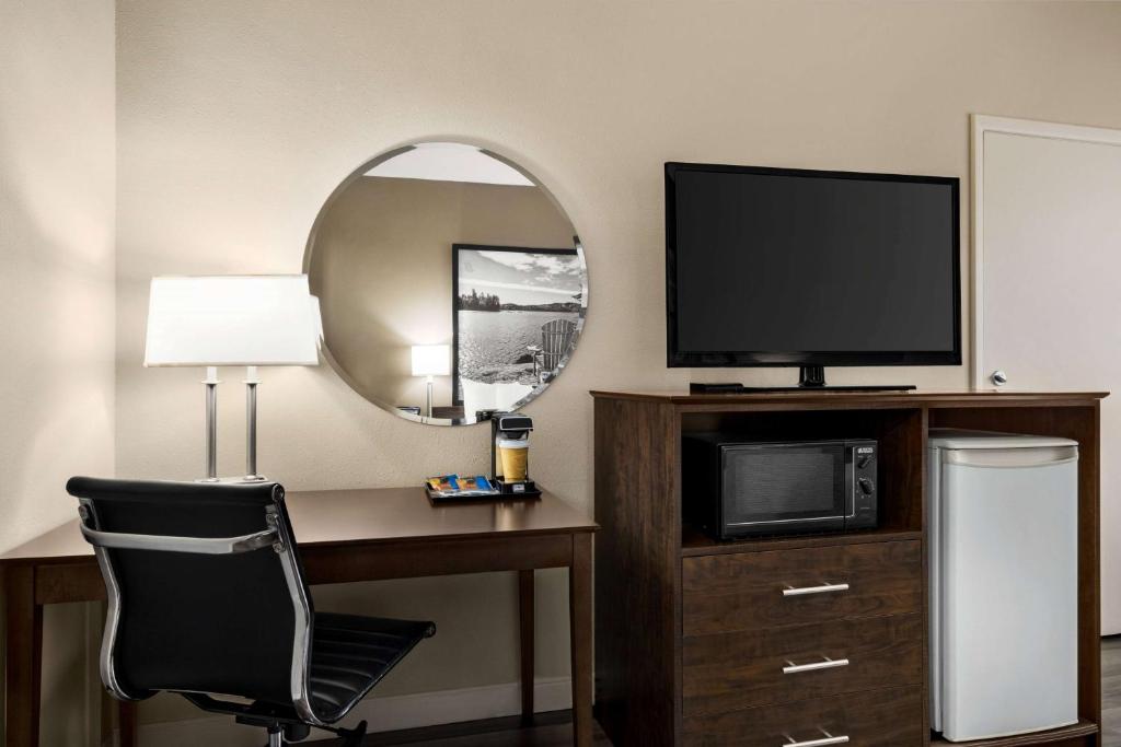 Super 8 By Wyndham Sarnia On photo