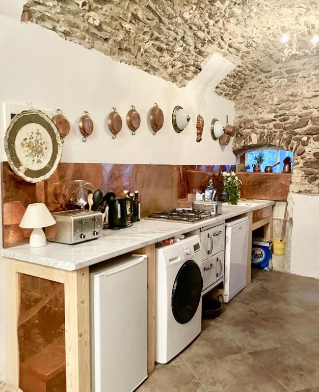 Casa Valentino in Via Liberale Isolabona Sleeps 8 Isolabona Italy 전경