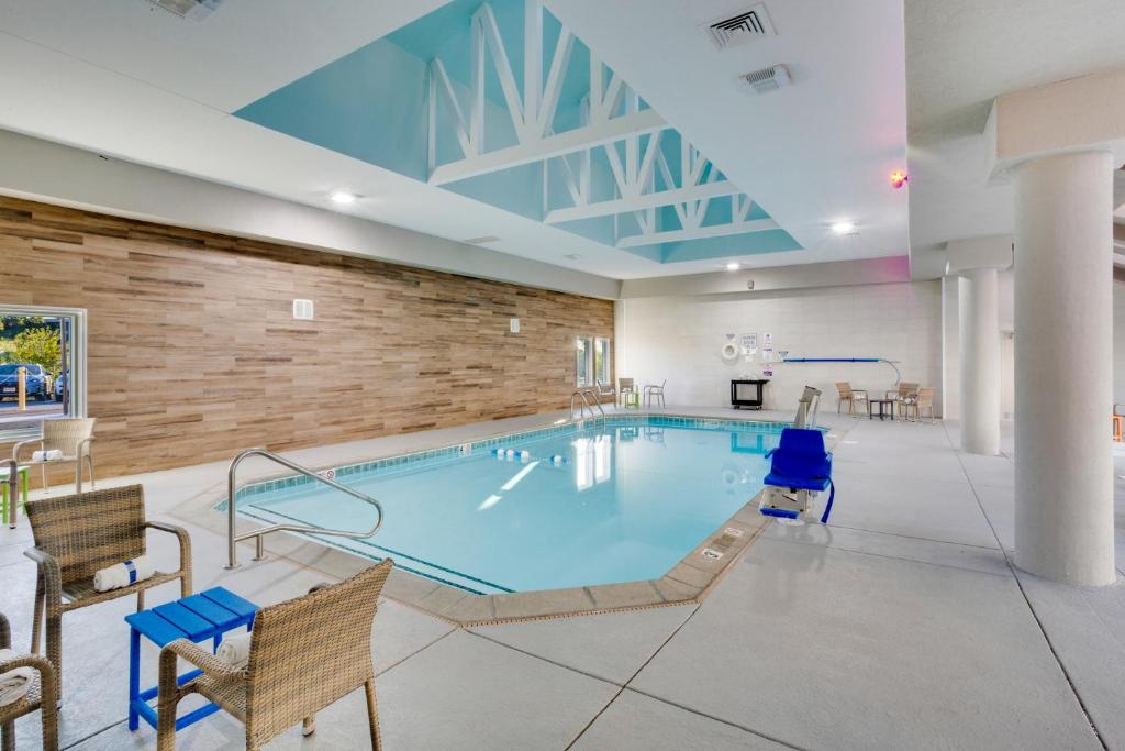Orangewood Inn & Suites Kansas City Airport photo