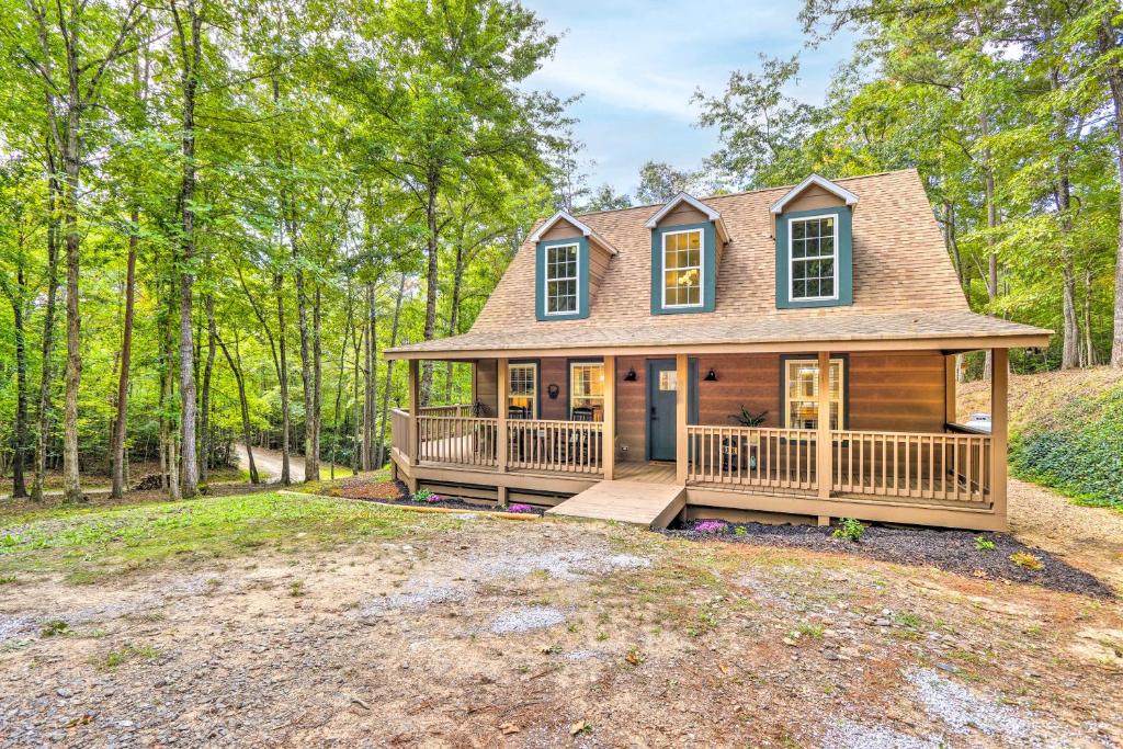Woodsy Warne Cabin Rental with Hot Tub and Grill!