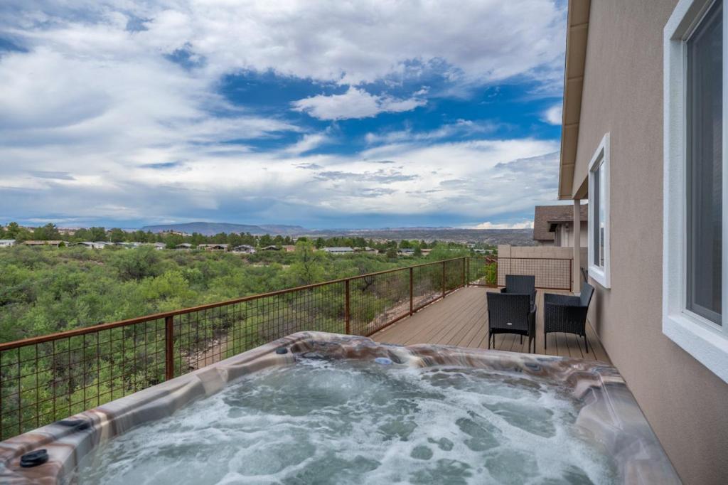 Stunning Views + Hot Tub + Location! 3 bed/3 bath, Cottonwood