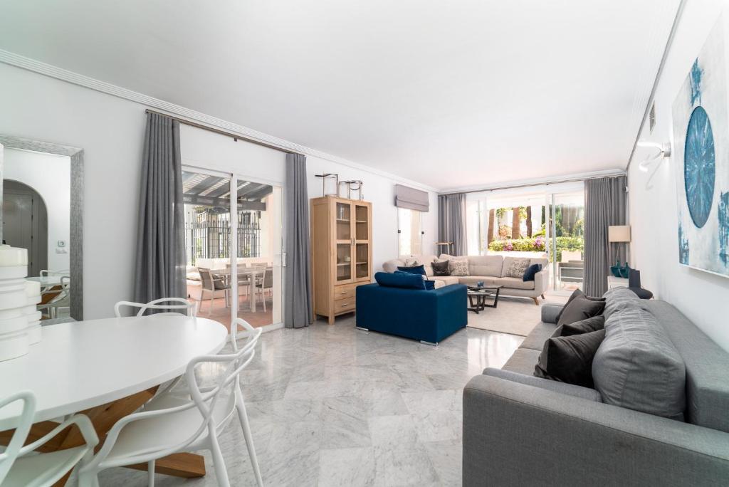 BRIGHT NEW APARTMENT IN PUENTE ROMANO - 2
