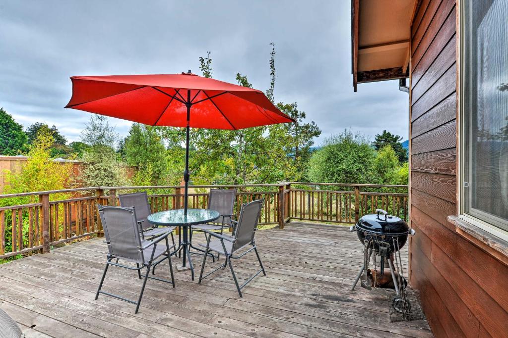 Blue Lake Home with Deck, Fire Pit and Mtn Views!