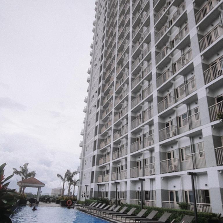 SMDC Coast Residences Lovely Fully-furnished 1 BR Condo with pool photo