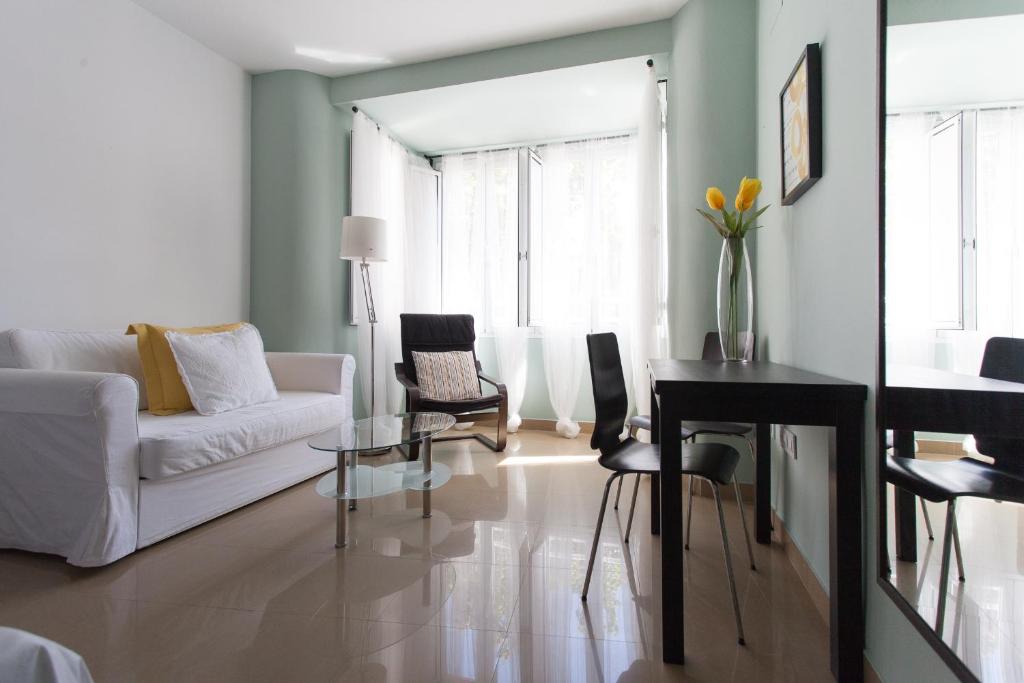 Apartamentos Edificio Constitucion — Hotel in Seville