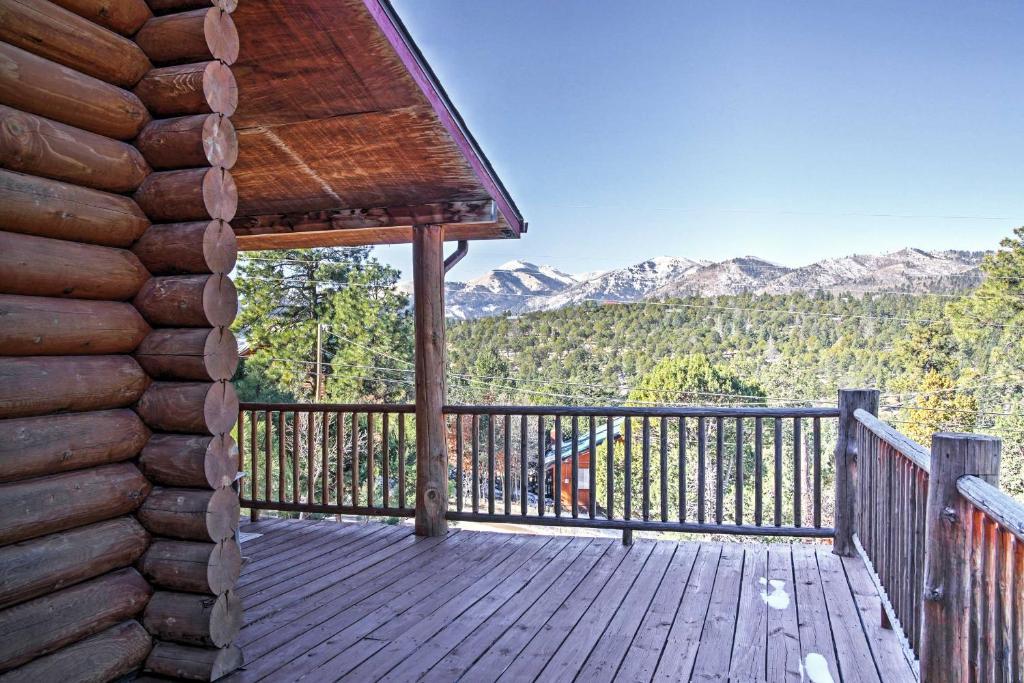 Lacys Log Cabin Alto Home with Mountain Views!, Alto