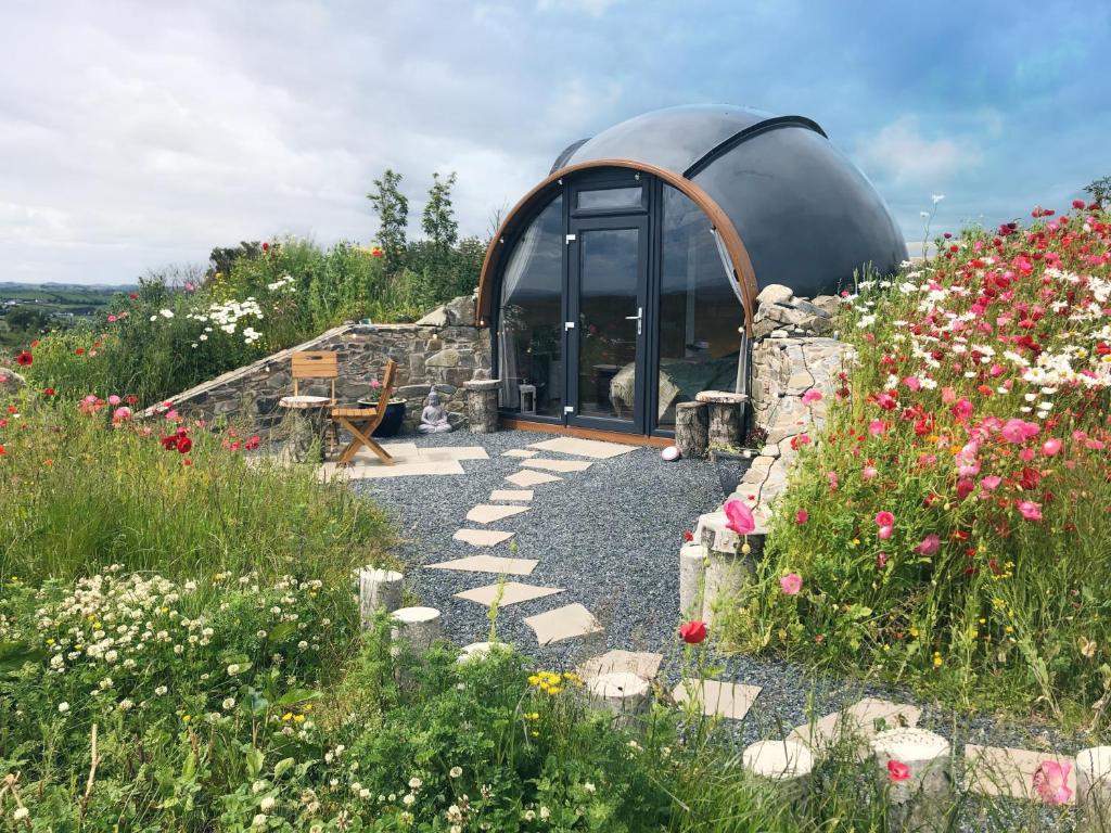 Hilltop Hideaway - Secluded pod with private hot tub, Newry