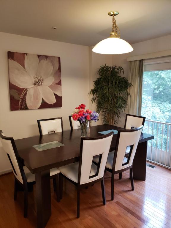 Exquisite 3 Bedroom Townhouse with Jacuzzi
