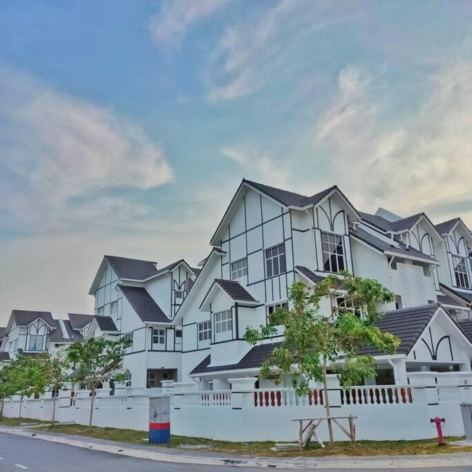 3 Storey Swimming Pool&amp;Projector House Setia Alam — Hotel in Shah Alam