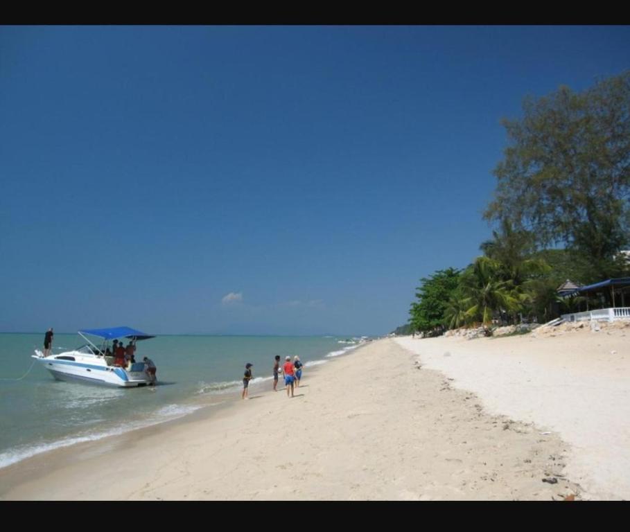 By The Sea Batu Ferringhi Beach Front Apartment Suite photo