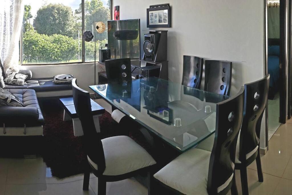 Apartamento en completo y privado con parqueadero, cerca al aeropuerto y ubicado sobre avenida princ — Hotel in Bogotá