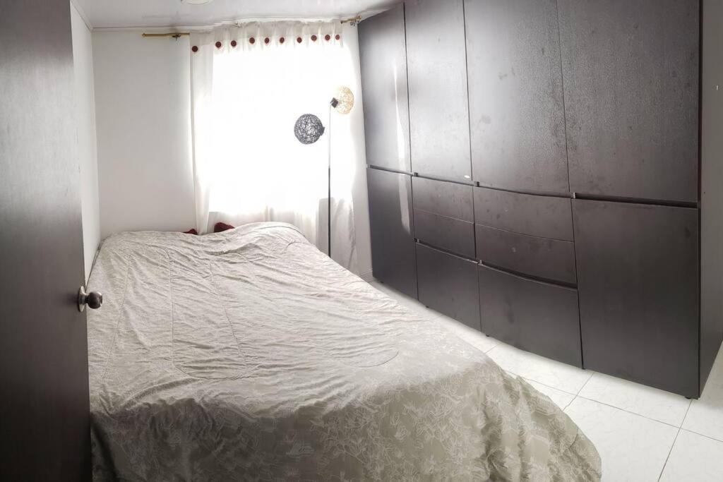 Apartamento en completo y privado con parqueadero, cerca al aeropuerto y ubicado sobre avenida princ photo