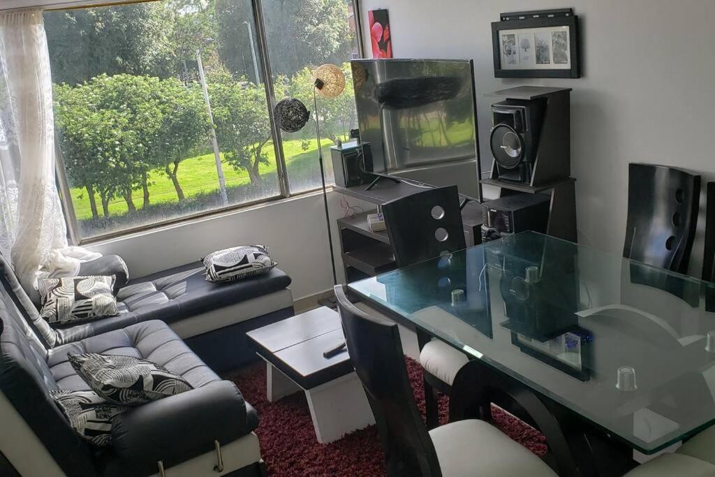 Apartamento en completo y privado con parqueadero, cerca al aeropuerto y ubicado sobre avenida princ photo