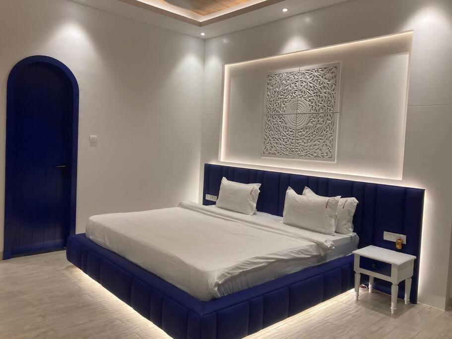 RedhomeX Rose Petal 5BHK photo