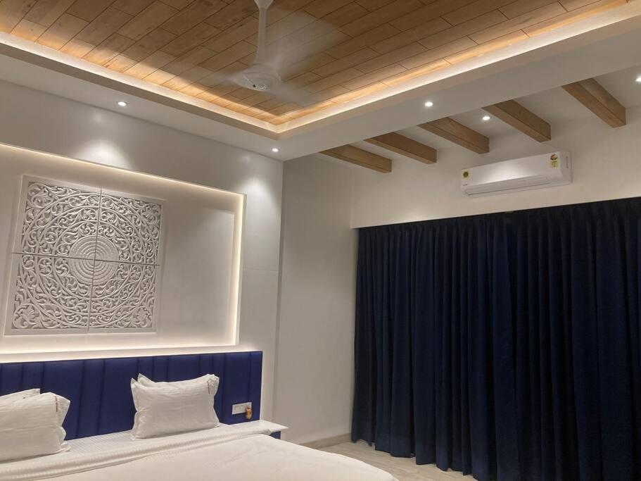 RedhomeX Rose Petal 5BHK photo