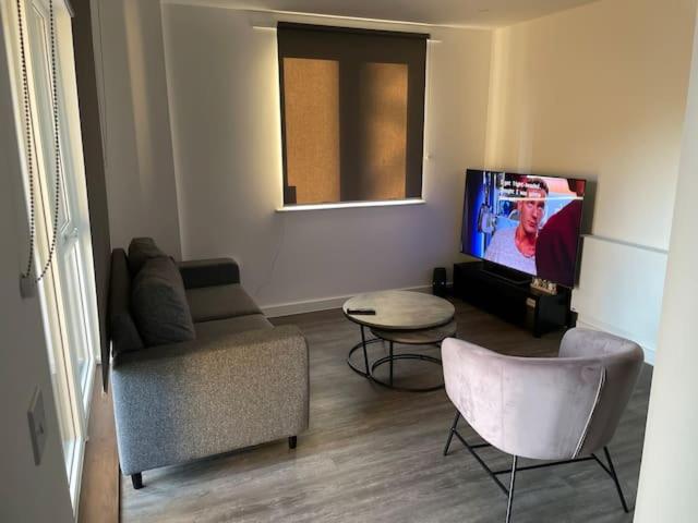 Lovely 3 bedroom luxury apartment in Barking wharf