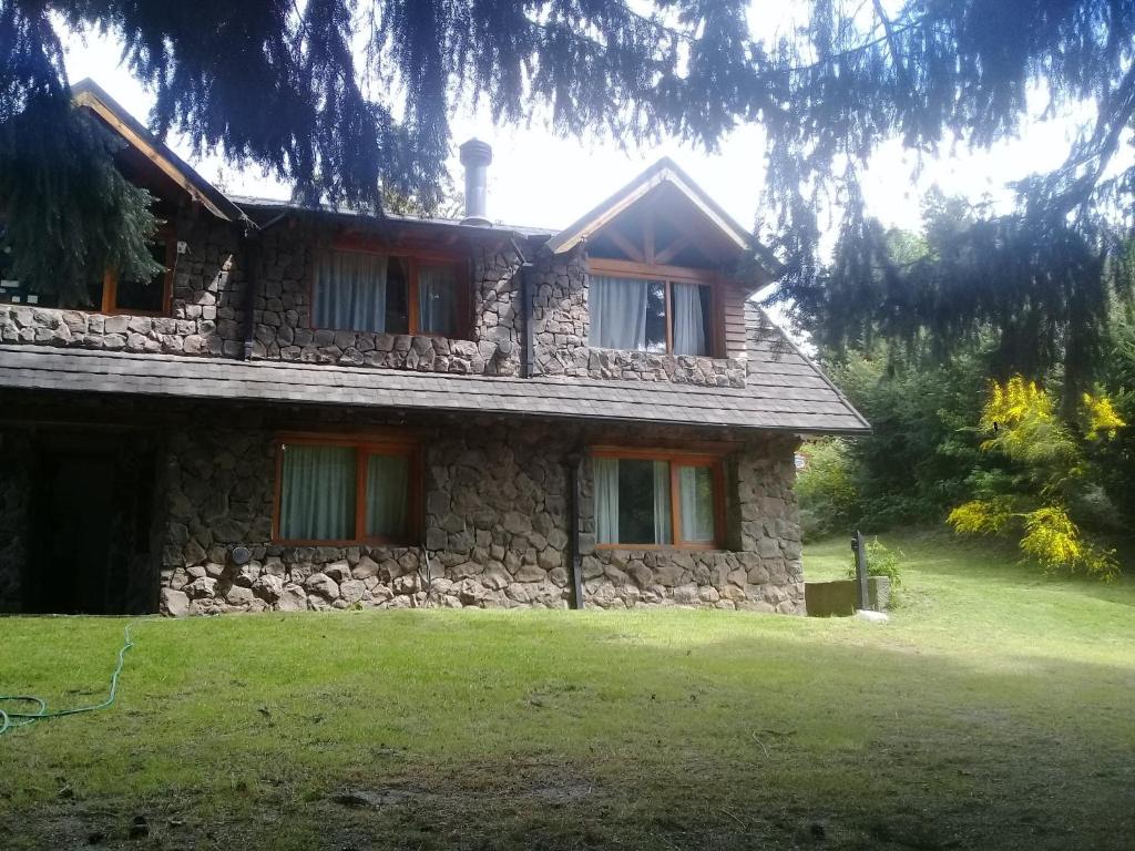 LA Nevadita, Chalet cabin located near the center- It includes suite room with double bed and another 2 bedrooms with two singles beds- Living room fireplace, Hot water, WI-FI - 5