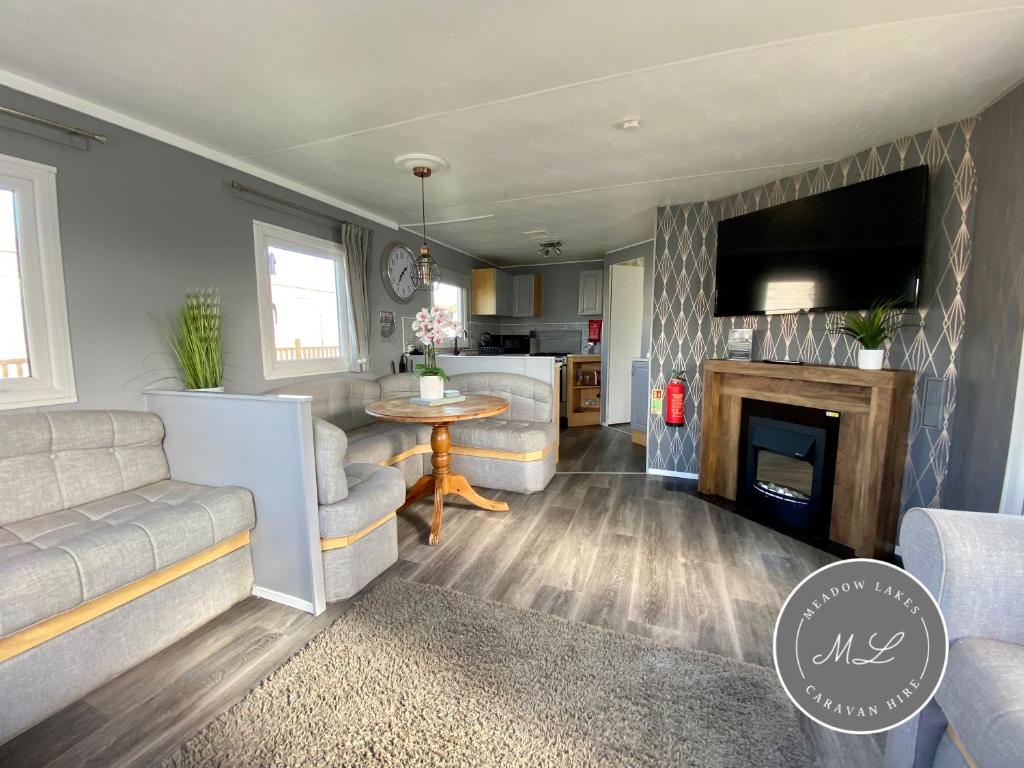 Promenade 566, direct beach access, close to fantasy island, WiFi, pet friendly - Meadow Lakes Caravan & Lodge Hire, Skegness