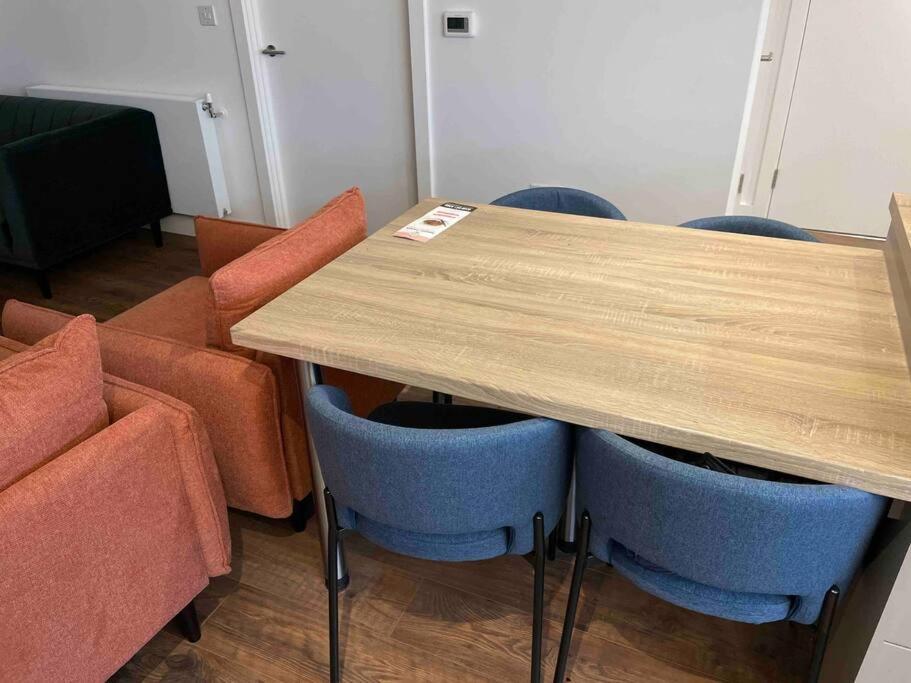 Lovely furnished 2 bed room apartment in Barking Posh area
