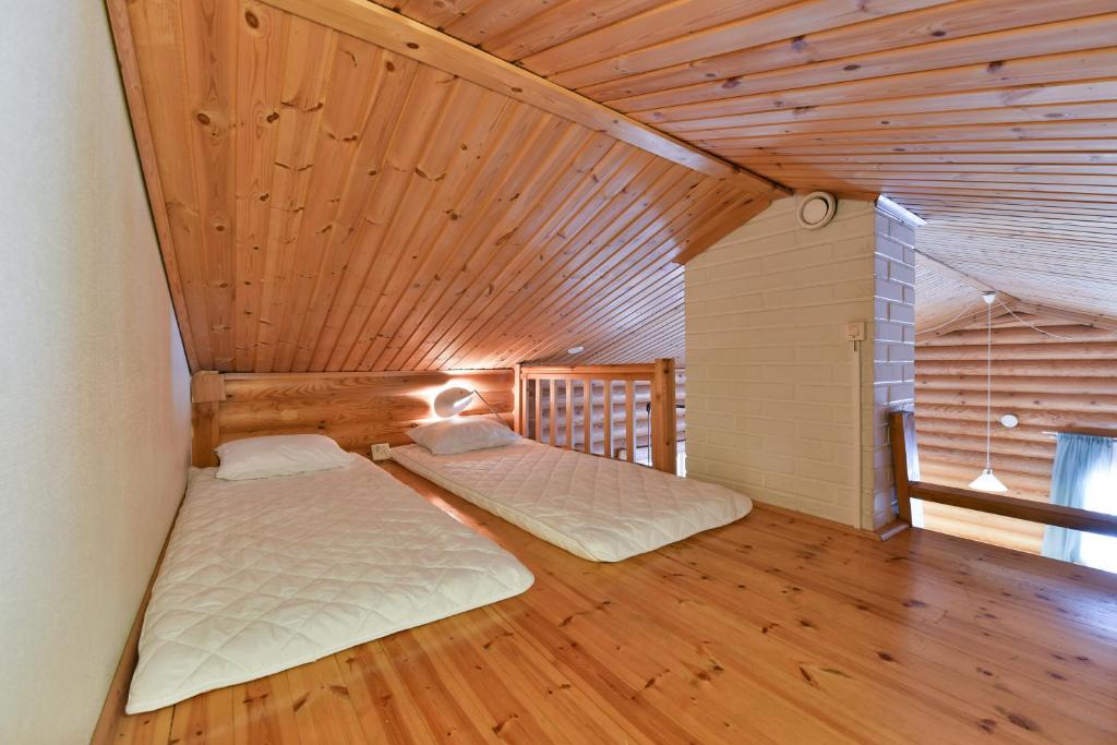 Two-Bedroom Cottage with loft, sauna and lake view