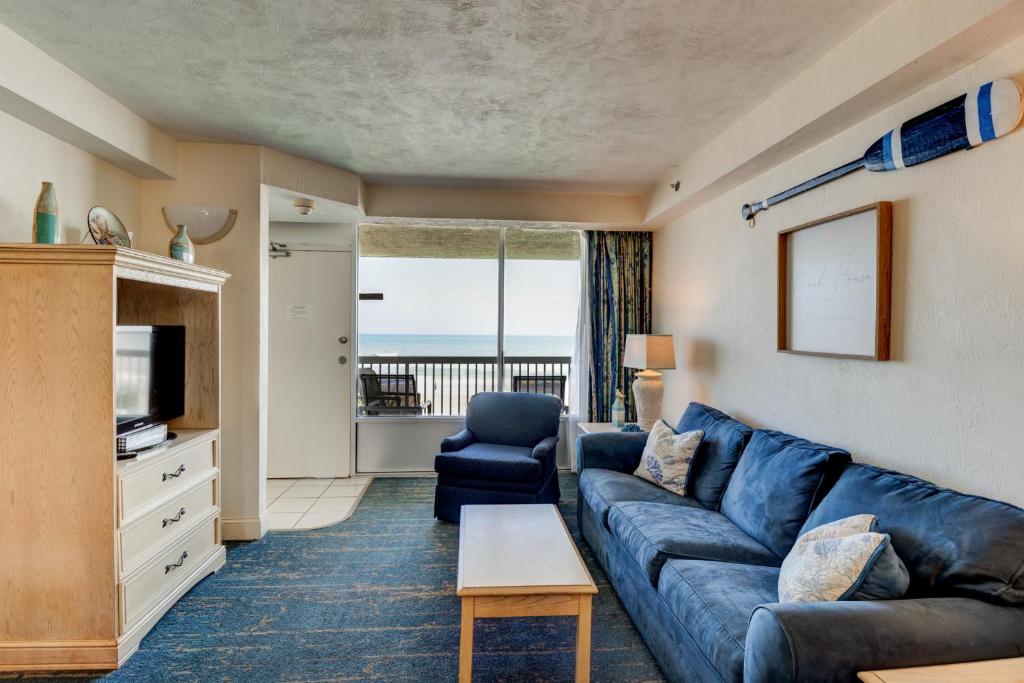 Oceanfront with Kitchen and Wifi Sleeps 6, Daytona Beach