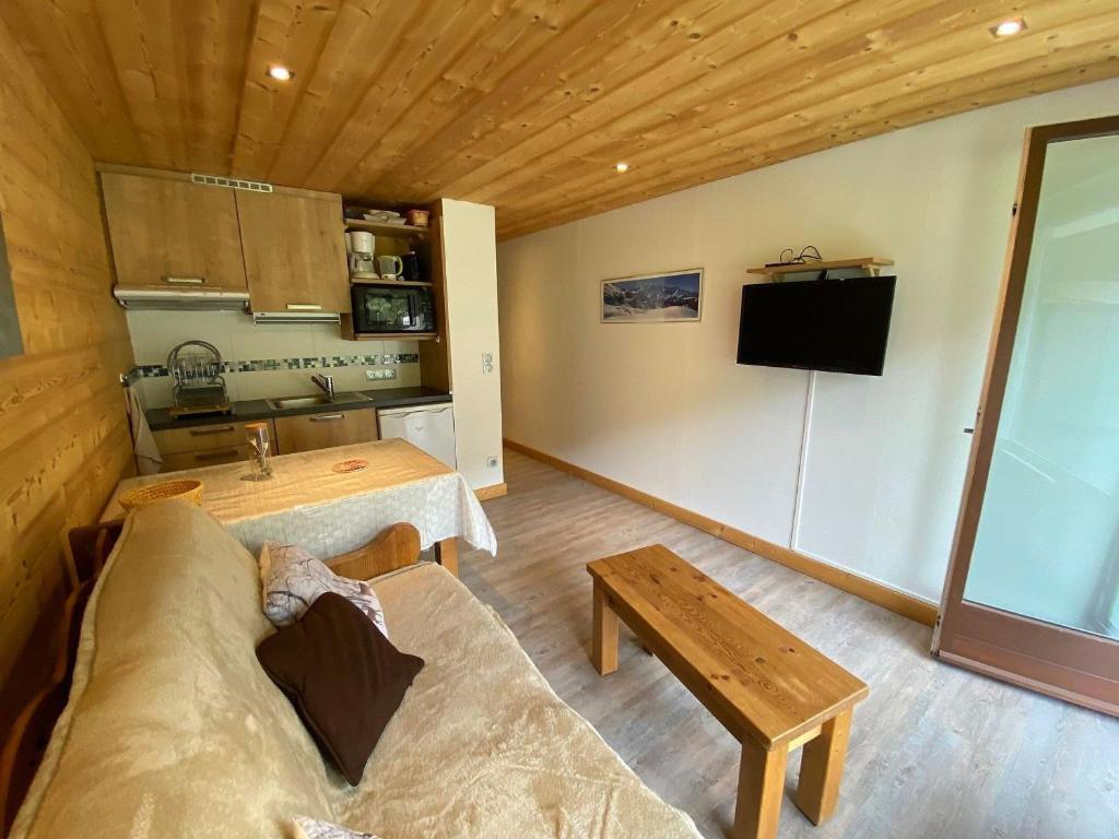 Studio cabine rénové avec balcon près des pistes et village à La Clusaz - FR-1-459-194 - 2