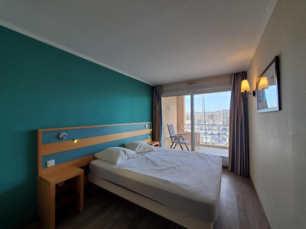 CAP HERMES Vue PORT T2 40m2 climatise 4 personnes - 4