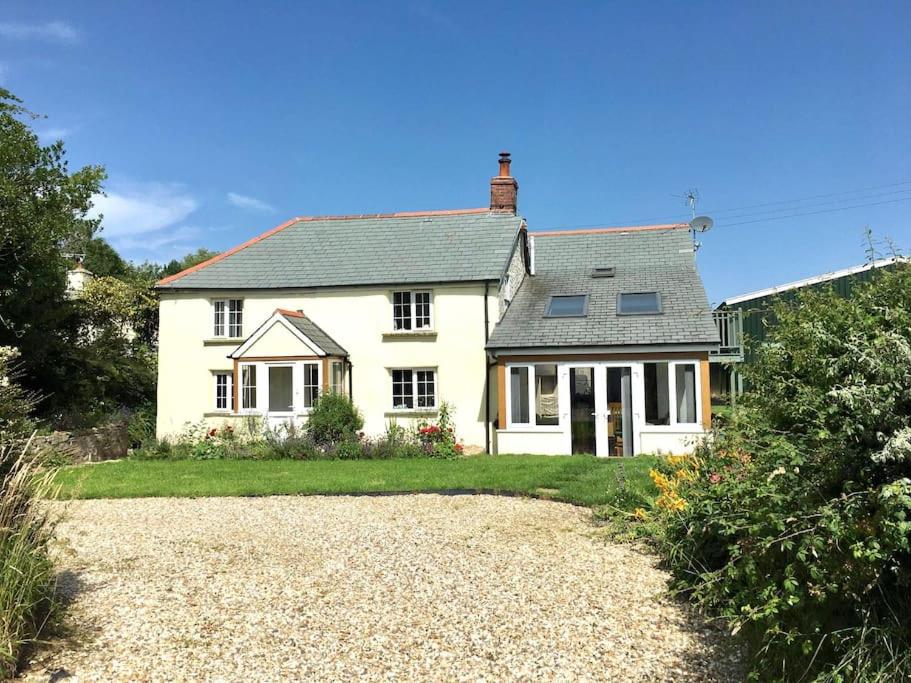 Badges Cottage for 5 Near Dartmoor Beaches and Pub