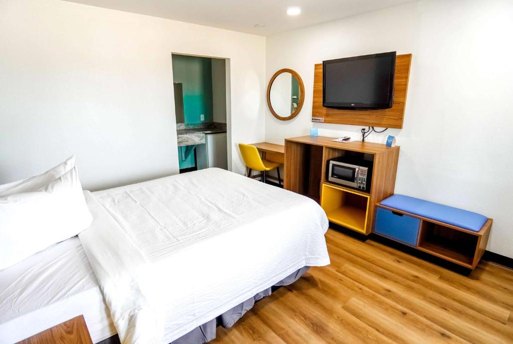 Days Inn by Wyndham Victorville photo