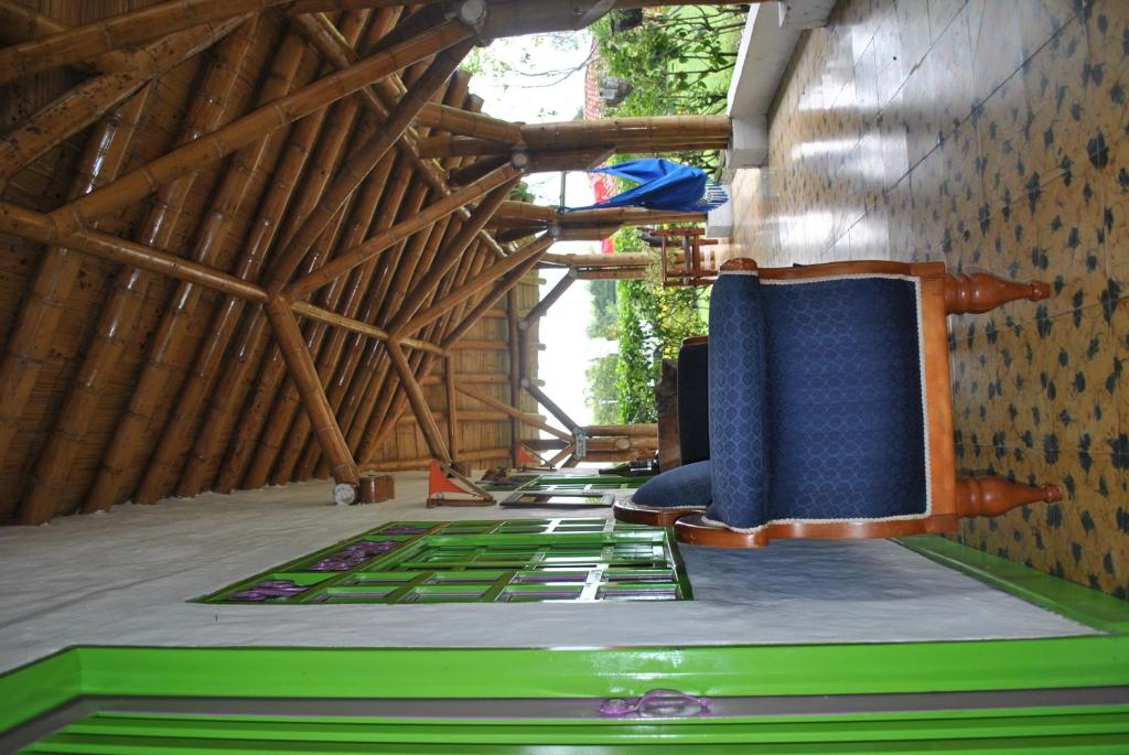 Shared lounge/TV area