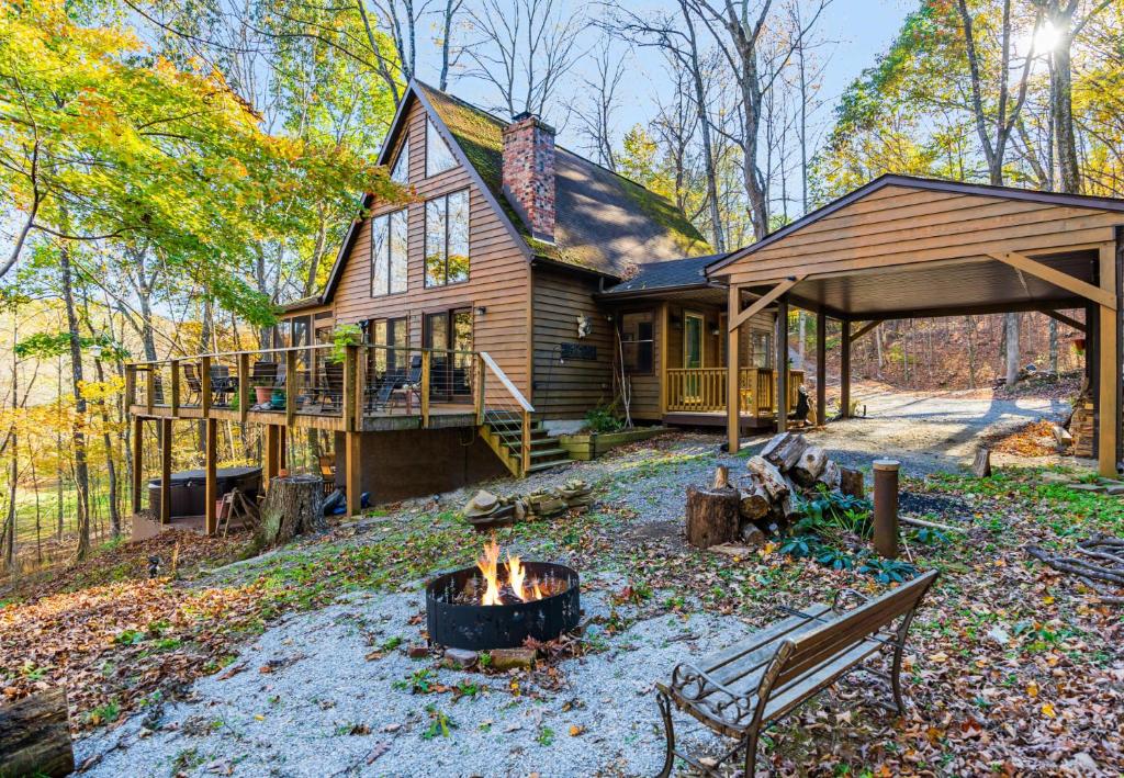 Private Creek, Huge Deck at Chalet Cabin — Hotel in Hagerstown (MD)