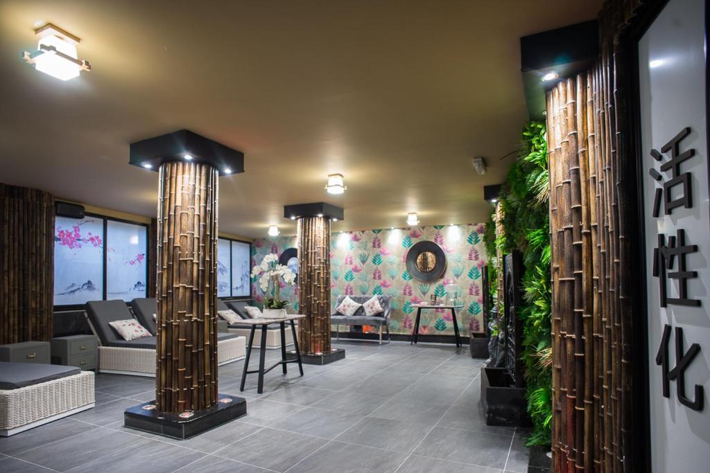 Holyrood Hotel Leisure
