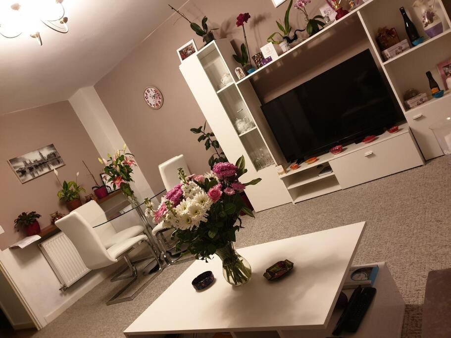 Beautiful double room is available in Desborough