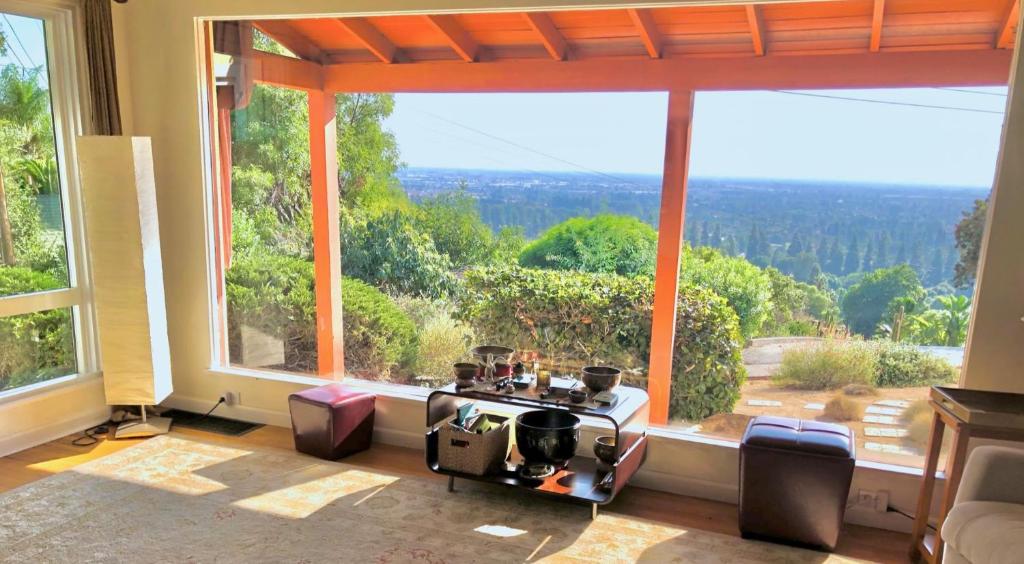 La'Oasis with views, 2000 sqft house, large yard