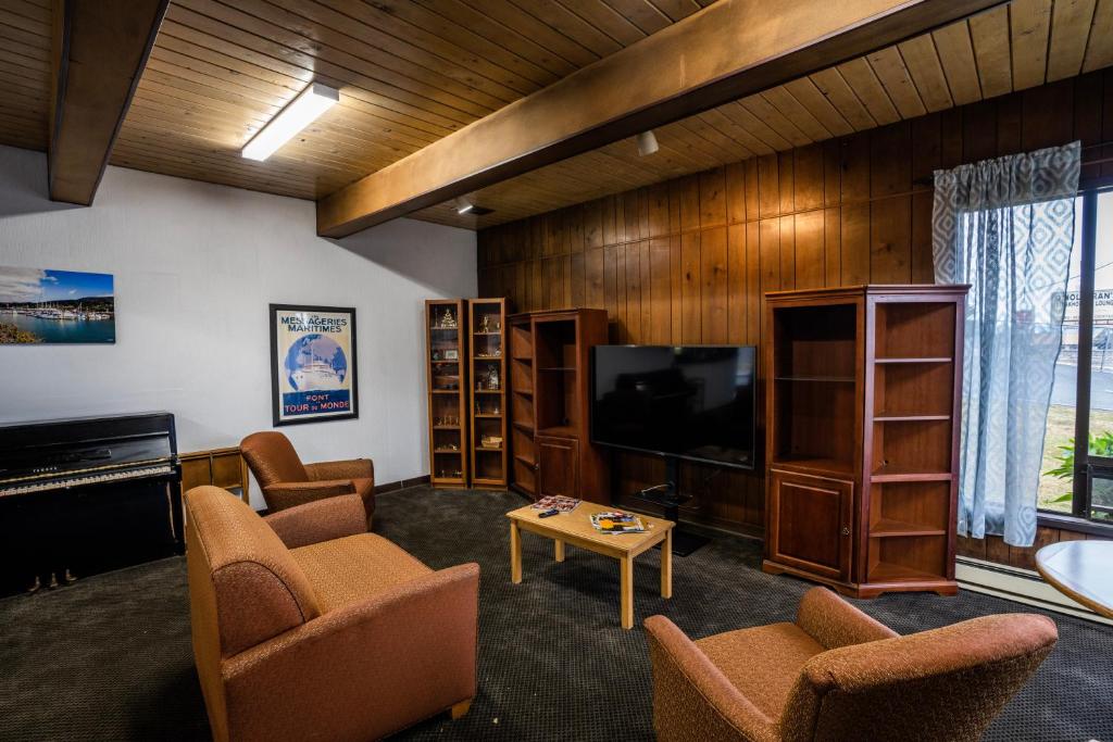 Blue Coast Inn & Suites photo