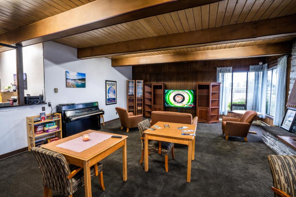 Blue Coast Inn & Suites photo