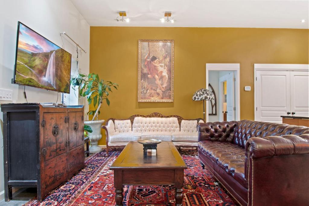 Eclectic & Romantic - Walk to Historic Downtown!