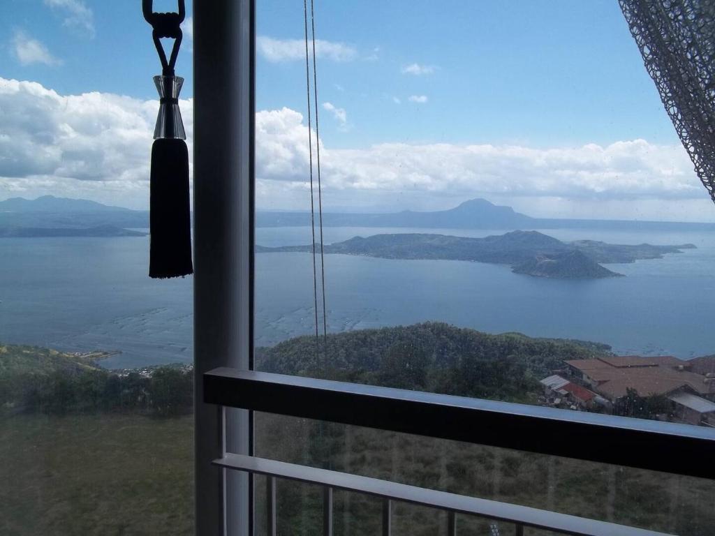 Staycation at Tagaytay 1733 Wind Residences with Taal Lake view WIFI and free parking photo