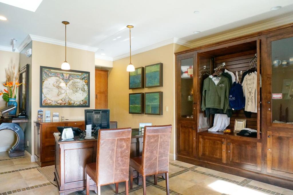 Blue Dolphin Inn photo
