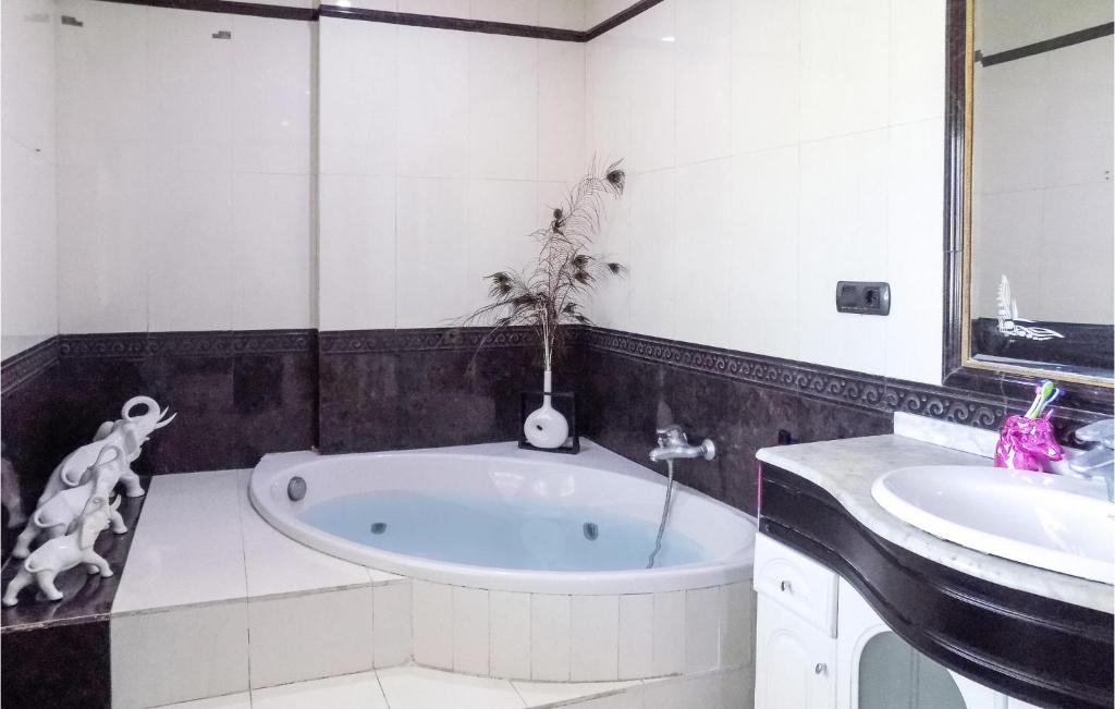 Stunning home in Grao with WiFi, 3 Bedrooms and Outdoor swimming pool photo