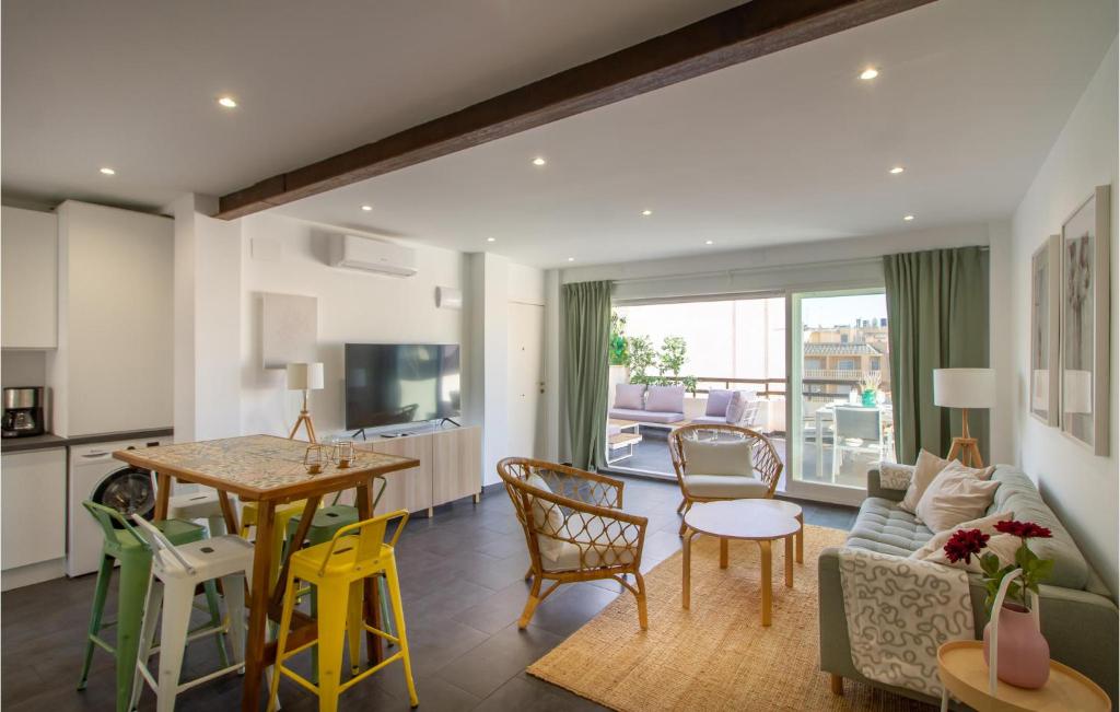 3 Bedroom Lovely Apartment In Santa Pola - 2