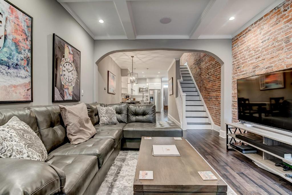 Family Harbor Hideaway, Your Chic City Retreat!