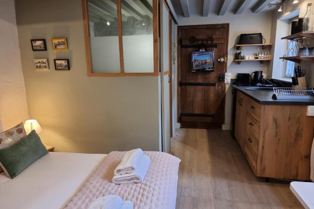 La Suite Saint Jean Cosy for Two with Fireplace Honfleur Centre - 3