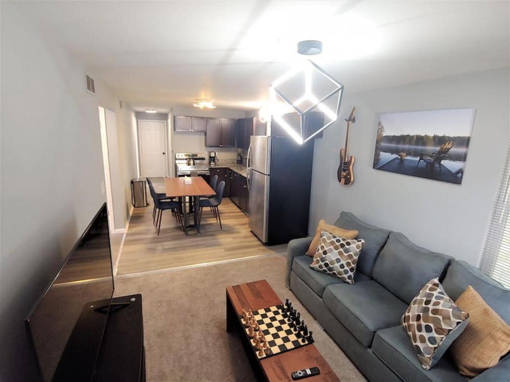 Relaxing Cottage by the Lake and Parking, Pontiac